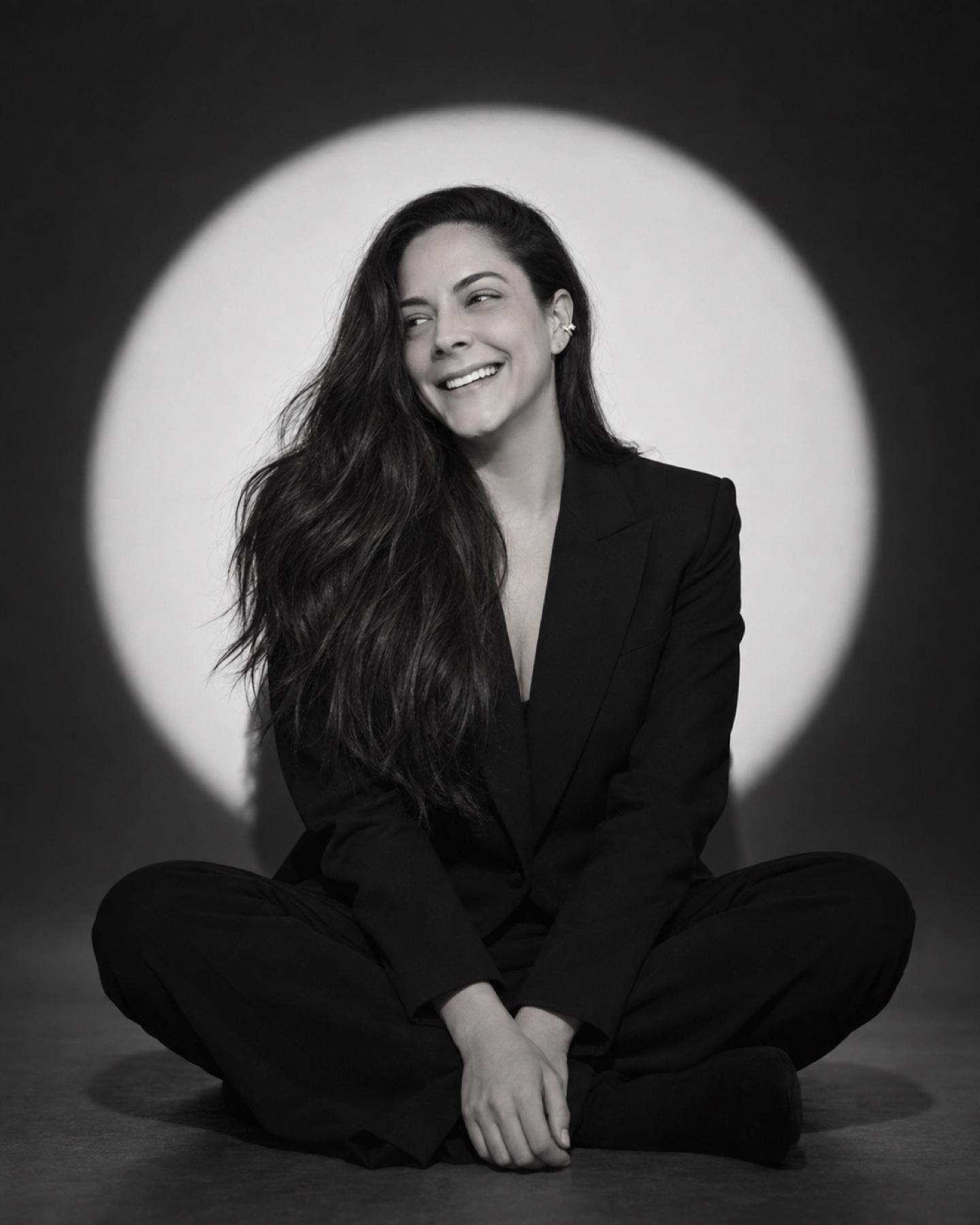 Black and white portrait of Lina Gómez, founder of iTalent Partners